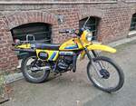 Suzuki ER 125, offiziell hie� das Motorrad Suzuki TS 12 ER. Es ist eine klassische, leichte, Enduro aus den sp�ten 1970´er bzw. beginnenden 1980`er Jahren. Sie war das kleinste Modell der bekannten TS-Modellreihe von Suzuki. Der fahrtwindgek�hlt ...