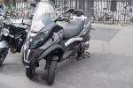 Dieses 3-rädrige Motorrad, eine Piaggio MP3 400 ie, ist auf den Pariser Strassen sehr häufig anzutreffen.