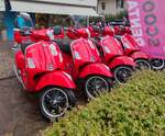 =Piaggio Vespas einer Mietstation in Riva del Garda, 09-2025