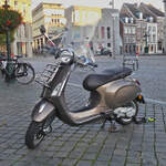 Vespa Roller, steht allein am Stra�enrand. 09.2026