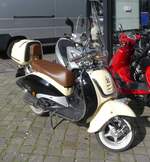 AGM Retro Scooter Stand auf einem Moped Parkplatz. 10.2023