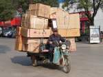 Auch beim Paketdienst hat das Fahrrad ausgedient...
Der Hersteller des dreirädrigen Motorrollers ist mir leider unbekannt.
Shouguang, 10.11.11