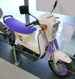 Simson gamma E, Kleinroller mit Elektro-Antrieb von den Suhler Fahrzeugwerken GmbH, von 1994-95 wurden 150 Stück gebaut, 2.3PS, Reichweite 50 Km, Vmax.40Km/h, Fahrzeugmuseum Suhl, April 2025