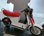 Simson SR E , Kleinroller mit Elektro-Antrieb vom Suhler Fahrzeugwerk, Baujahr 1994, Reichweite ca.40 Km, Vmax.40Km/h, Fahrzeugmuseum Suhl, April 2025