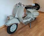 =Vespa, ein Ausstellungsstück vom Hotel LUISE in Riva del Garda, 09-2025