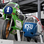 Eine Kawasaki KR 350 aus dem Jahr 1980, dahinter das NSU Weltrekordmotorrad Delphin III von 1956.