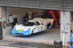 LOLA T70 MK3B wird noch zum Rennen am 20.9.2015 fertig gemacht, gesehen von der Haupttribühne wärend der 6h Classic Spa Francorchamps am 19.9.2015