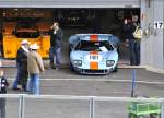 Garagen-Fahrzeuge beim 6h Spa Francorchamps am 21.09.2013  FORD GT40 von JOAQUIM J ,  im Gulf Racing Dising, muß noch auf sein Einsatz warten,   Links wartet der  McLAREN M8F  von A.NEWALL    