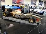 Ein goldener Formel 1 Wagen am 11.11.14 im Technik Museum Sinsheim