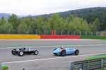 Beim Überholvorgang sieht man die große Unterschiede der Bauarten,  Dunkel Blau Nr.66 COOPER T66, Bj1963, 1495ccm (HOOLE Sidney, GB) Pre 1966 1.5 litre multi-cylinder Formula 1 cars.