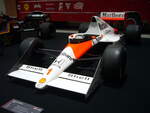 McLaren MP4-5A aus dem Jahr 1989. Am Steuer dieses McLaren gewann der legendäre Ayrton Senna da Silva (*1960 +1994) im Jahr 1989 den Grand Prix von Monaco. Der Rennwagen ist noch mit dem originalen V10-Motor aus dem Hause Honda ausgerüstet. Dieser Motor hat einen Hubraum von 3490 cm³ mit einer Leistung von 690 PS. Die Höchstgeschwindigkeit wurde mit 333 km/h gemessen. Nationales Automuseum/Loh Collection am 08.11.2023.