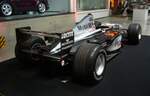 Heckansicht des McLaren F1 MP4-14 aus dem Jahr 1999. Mit diesem Auto gewann der Finne Mika Häkkinen (*1968) im Jahr 1999 seinen zweiten Weltmeistertitel. Für Vortrieb sorgt ein V10-Motor mit einem Hubraum von 2997 cm³ und einer Leistung von 785 PS. Die Höchstgeschwindigkeit wurde mit 360 km/h gemessen. Nationales Automuseum/Loh Collection am 08.11.2023.