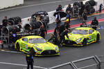 Die „Mercedes-Mamba“ im Doppelpack. Mann-Filter Team Landgraf, hat viel zu tun, kurz vor der Einführungsrunde muß noch mal bei den Mercedes-AMG GT3 Evo auf Regenreifen gewechselt werden. Aufstellung zum Samstags Rennen 1. ADAC GT Masters Weekend im Niederländischen Zandvoort am 25.6.2022