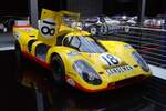 Porsche 917 K aus dem Jahr 1969. Ein solcher Porsche 917 holte bei den LeMans Rennen der Jahre 1970 und 1971 einen Doppelsieg. Fahrer waren der Niederländer Gijsbert „Gijs“ van Lennep (*1942) und der Engländer David Piper (*1930). Der V12-Motor hat einen Hubraum von 4907 cm³ und leistet 600 PS. Beim Rennen wurde eine Geschwindigkeit von 340 km/h gemessen. Nationales Automuseum/Loh Collection am 08.11.2023. 