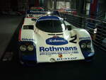 Mit diesem Porsche 956 aus dem Jahr 1983 wurde der deutsche Rennfahrer Stefan Bellof (*1957 +1985) in der Saison 1984 Langstrecken-Weltmeister. Außerdem nahm der Wagen in den Jahren 1985 und 1986 am 24 Stunden Rennen von LeMans teil. Der Sechszylinderboxermotor des 956´er hat einen Hubraum von 2649 cm³ und wird zusätzlich von zwei Turboladern mit Ladeluftkühlung  befeuert . Die Leistung beträgt 640 PS. Mit dieser Motorleistung erreicht der Wagen eine Höchstgeschwindigkeit von 355 km/h. Nationales Automuseum/Loh Collection am 08.11.2023.