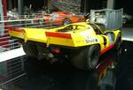 Heckansicht eines Porsche 917 K aus dem Jahr 1969. Ein solcher Porsche 917 holte bei den LeMans Rennen der Jahre 1970 und 1971 einen Doppelsieg. Fahrer waren der Niederländer Gijsbert „Gijs“ van Lennep (*1942) und der Engländer David Piper (*1930). Der V12-Motor hat einen Hubraum von 4907 cm³ und leistet 600 PS. Beim Rennen wurde eine Geschwindigkeit von 340 km/h gemessen. Nationales Automuseum/Loh Collection am 08.11.2023.