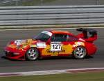 Porsche 911 GT2 mit  ordentlich Dampf  bei der Zufahrt auf das Castrol S am Nürburgring.