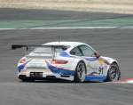Rasant legt sich dieser Porsche GT3 von Farnbacher Racing in die Kurve.