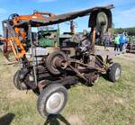 =Selbstfahrende Bands�ge ausgestattet mit einem Kleindiesel der G�ldner-Werke aus Aschaffenburg. Die Motorleistung ist mit 8 PS angegeben. Das Unikat ist ausgestellt bei der Oldtimerveranstaltung der OLDTIMERFREUNDE OHMTAL in Dannenrod, 09-2025