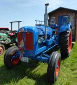 Fordson Super Major mit angehängtem  Wohnwagen  steht bei der Oldieausstellung in Fulda-Harmerz, Juni 2014