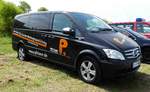 =MB Viano der Firma  Pfitzner  abgestellt auf dem Parkplatz der RettMobil 2017 in Fulda, Mai 2017