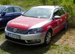 =VW Passat der Berufsfeuerwehr TRIER, gesehen auf dem Parkplatz der RettMobil 2017 in Fulda, Mai 2017