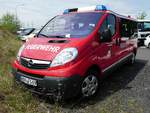 =Opel Vivaro der Feuerwehr SCHLEUSINGEN steht auf dem Parkplatz der RettMobil 2017 in Fulda, Mai 2017