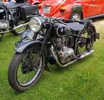 =BMW mit Seitenwagen steht bei der Oldtimerveranstaltung in Gudensberg im Juni 2019