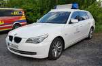 =BMW 5er vom Rettungsdienst des Kreises OFFENBACH, abgestellt auf dem Parkplatzgelände der RettMobil 2022 in Fulda, 05-2022