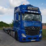 =MB Actros-Sattelzug von SANDMANN-Transporte, steht auf dem Parkplatz der Rettmobil im Mai 2022