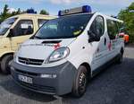 Opel Vivaro vom DRK, gesehen auf dem Parkplatz der RettMobil, 05-2022