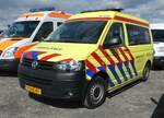 =VW T 5 von AMBULANCE AMSTERDAM steht auf dem Parkplatz der RettMobil im Mai 2022