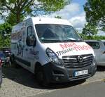 =Opel Movano der Autovermietung THÜLLEN, abgestellt auf dem Parkplatz der RettMobil im Mai 2022