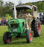 =Deutz 3005 rollt zu seinem Standplatz bei der Oldtimerveranstaltung in Tann/Rhön, 09-2023