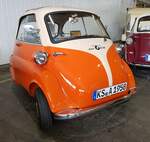 =BMW Isetta 250 steht in der Ausstellungshalle der Technorama 2023 in Kassel