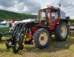 =IHC 856 XL, steht auf dem Ausstellerparkplatz bei der Oldtimerausstellung der Traktorfreunde Wiershausen am Klostergut Hilwartshausen, 05-2023