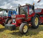 =IHC 745 XL steht auf dem Ausstellerparkplatz bei der Oldtimerausstellung der Traktorfreunde Wiershausen am Klostergut Hilwartshausen, 05-2023