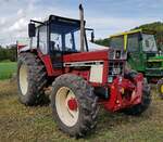 =IHC 946 steht auf dem Ausstellerparkplatz bei der Oldtimerausstellung der Traktorfreunde Wiershausen am Klostergut Hilwartshausen, 05-2023