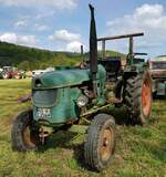 =Deutz D 5005 steht auf dem Ausstellerparkplatz bei der Oldtimerausstellung der Traktorfreunde Wiershausen am Klostergut Hilwartshausen, 05-2023