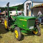 =John Deere - Lanz 100 steht auf dem Ausstellerparkplatz bei der Oldtimerausstellung der Traktorfreunde Wiershausen am Klostergut Hilwartshausen, 05-2023