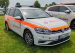 =VW Golf Variant der JOHANNITER steht im Mai auf dem Besucherparkplatz der RettMobil 2024