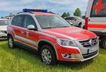 =VW Tiguan als Kommandowagen der Feuerwehr HOYERSWERDA, gesehen auf dem Parkgelände der Rettmobil 2024 in Fulda