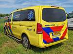 =MB Vito vom AMBULANCE ISSELLAND aus den Niederlanden, gesehen auf dem Parkgelände der Rettmobil 2024 in Fulda