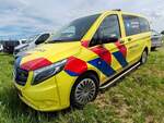 =MB Vito vom AMBULANCE ISSELLAND aus den Niederlanden, gesehen auf dem Parkgelände der Rettmobil 2024 in Fulda