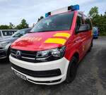 =VW T6 vom Kreisfeuerwehrverband PEINE steht auf dem Parkgelände der Rettmobil 2024 in Fulda.
