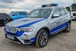 =BMW X5 des THW OV MEMMINGEN steht auf dem Parkplatzgelände der RettMobil 2024 in Fulda