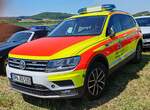 =VW Tiguan als Einsatzfahrzeug des ärztlichen Leiters eines kommunalen Rettungsdienstes aus dem Landkreis SPREE-NEIßE, abgestellt auf dem Parkplatz der 2025er Rettmobil in Fulda