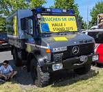 =Unimog 1300 L des Ausstellers BLAULICHTVERKAUF: Vielseitig einsetzbar, hier als Schattenspender für erschöpfte Besucher der 2025er Rettmobil in Fulda