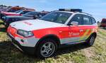 =BMW X3 der Firma FALCK, ein Dienstleister für Rettungsdienst und Brandschutz, abgestellt auf dem Parkplatz der RettMobil im Mai 2025