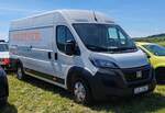 =Fiat Ducato der Firma MEDIROL aus Tschechien, einem Hersteller von Fahrtragen und Tragstühlen, gesehen auf dem Parkplatz der RettMobil im Mai 2025